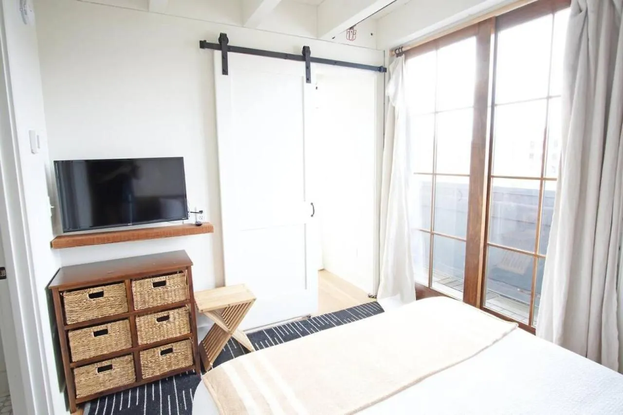 Top-floor 2 Bedroom In Downtown *