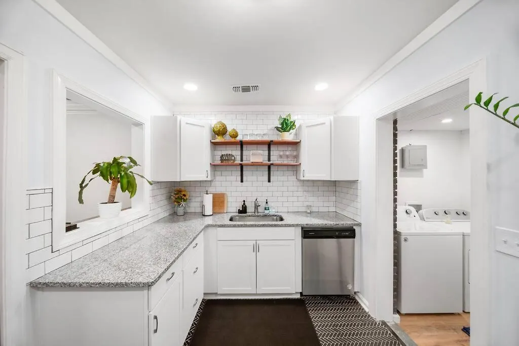 Rare Hidden Gem - Minutes From Downtown & Forsyth! Savannah