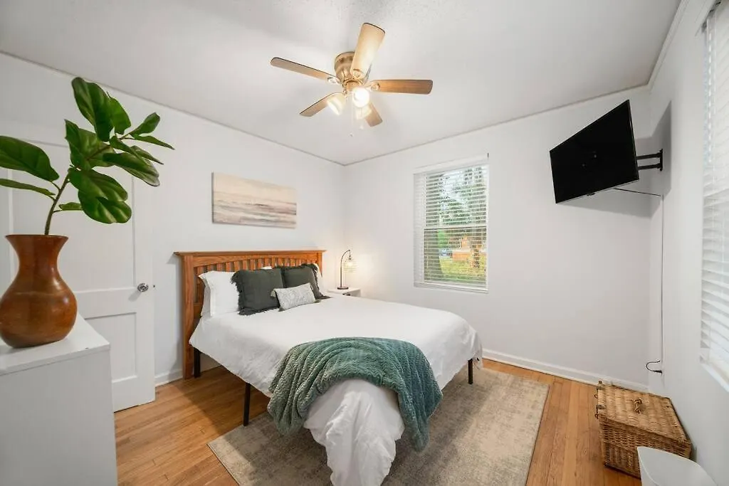 Rare Hidden Gem - Minutes From Downtown & Forsyth! Holiday home *
