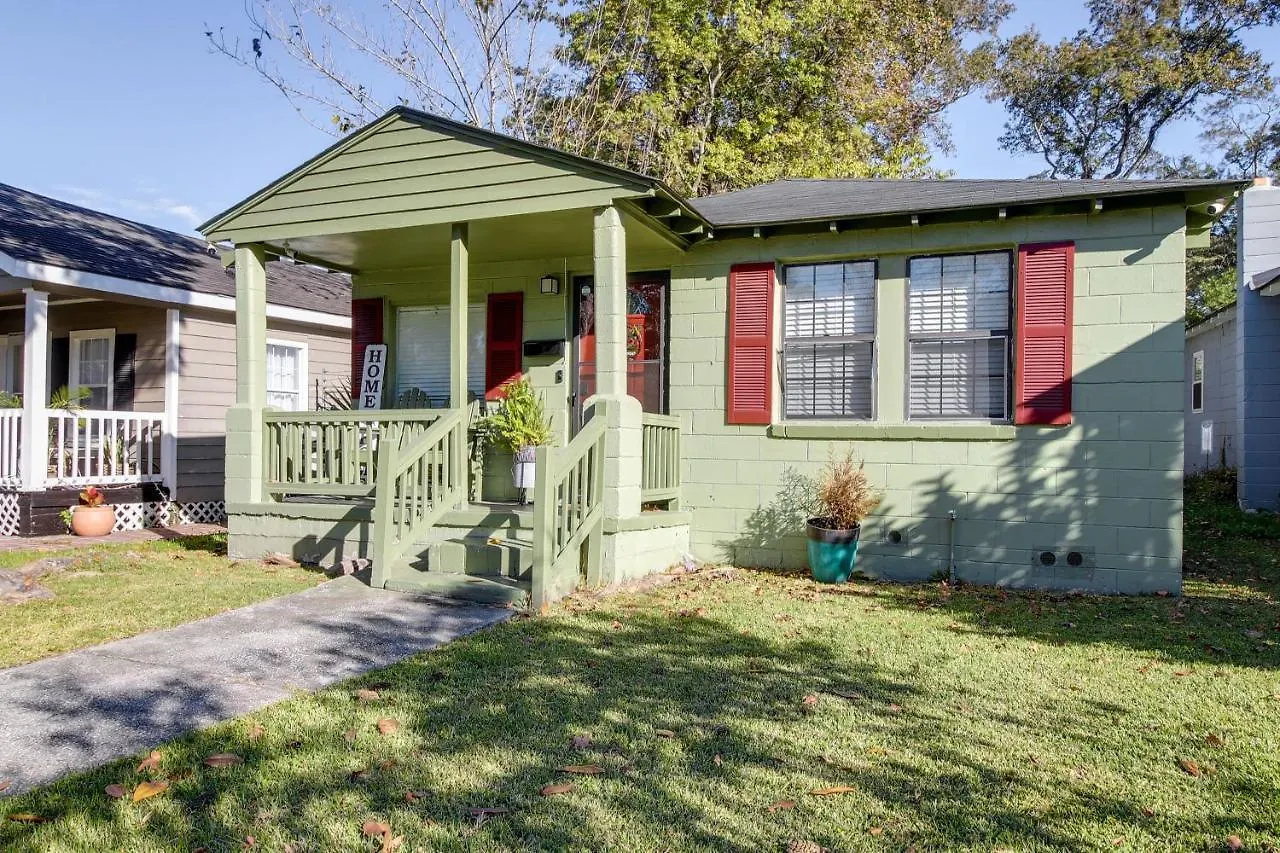 With Yard About 3 Mi To Downtown! Holiday home Savannah