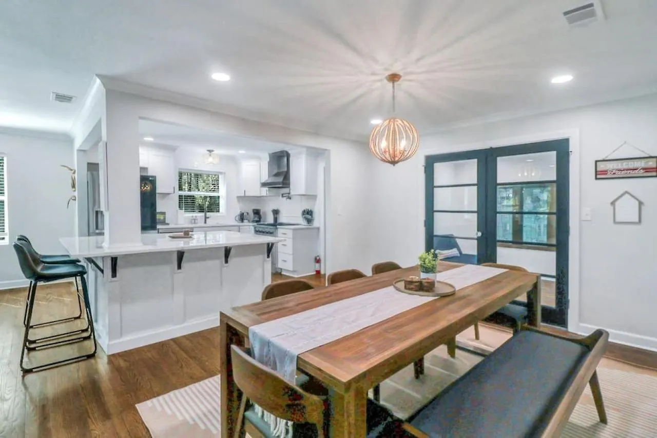 Luxury Retreat Heated Pool And Pet Friendly