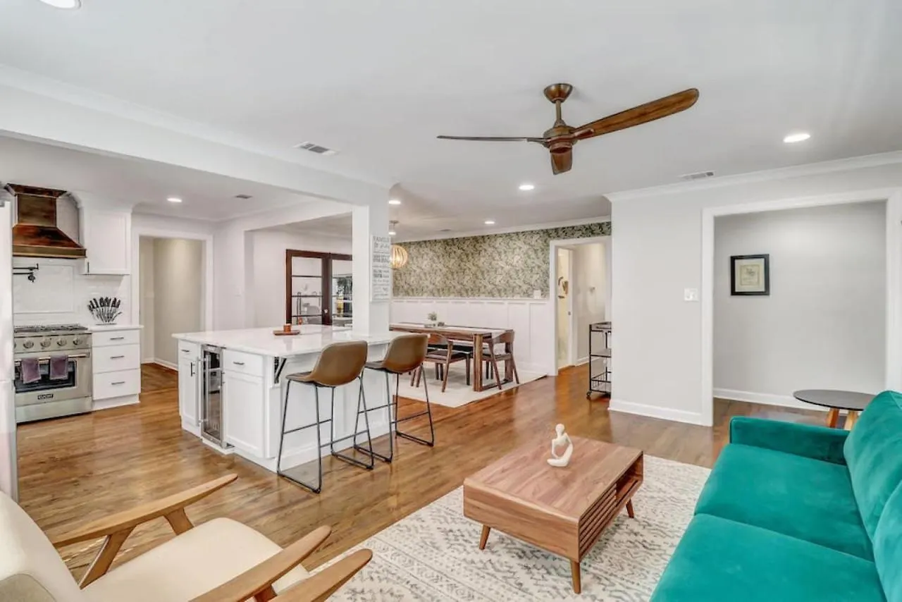 Luxury Retreat Heated Pool And Pet Friendly Savannah