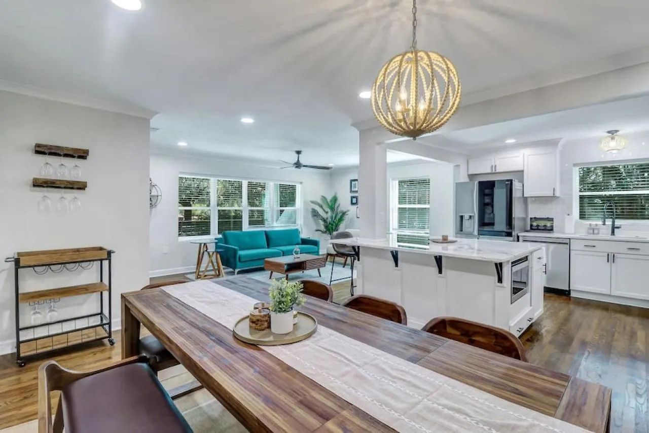 Holiday home Luxury Retreat Heated Pool And Pet Friendly *