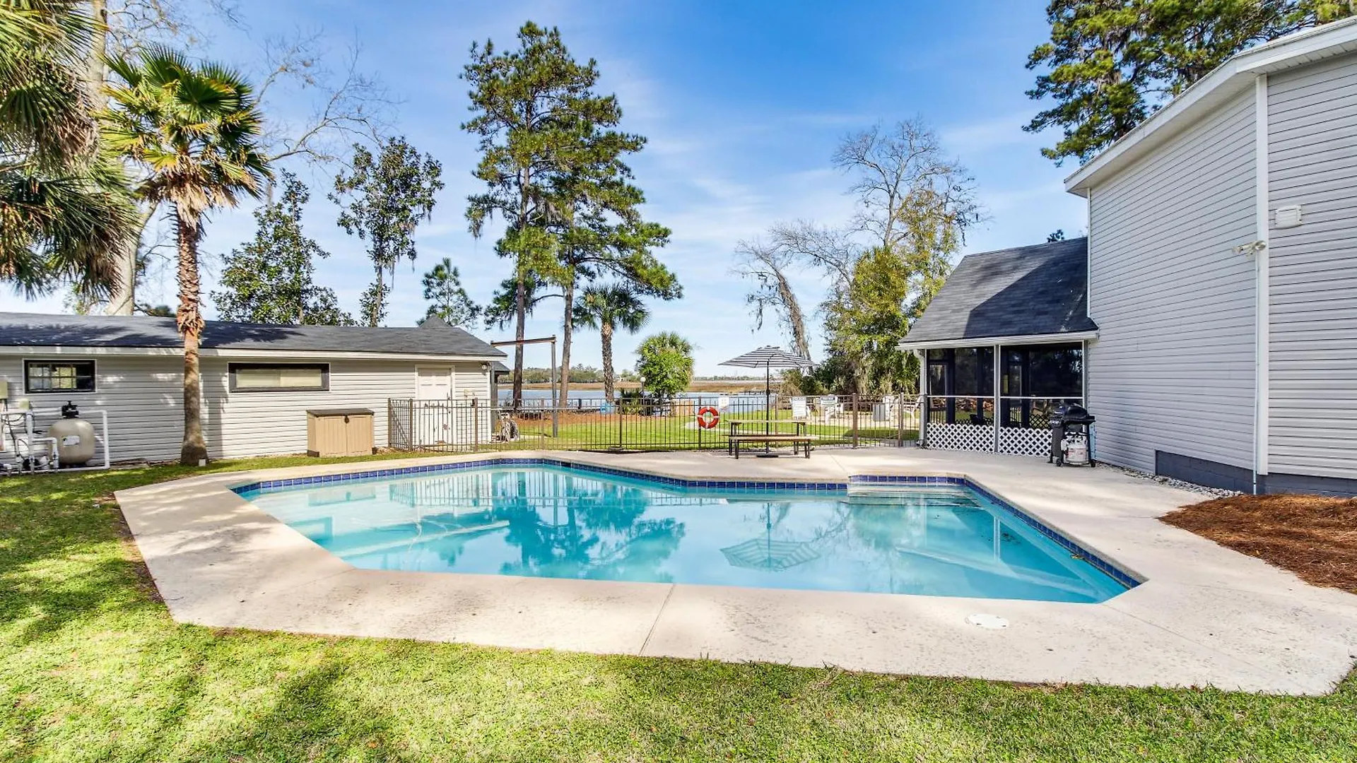 Holiday home Riverfront Getaway With Pool And Dock! *