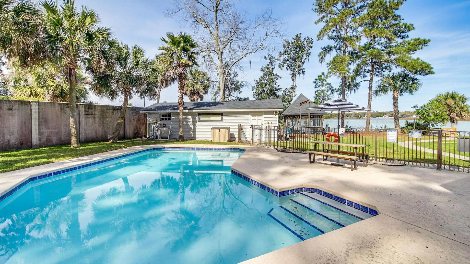 Riverfront Getaway With Pool And Dock! Holiday home