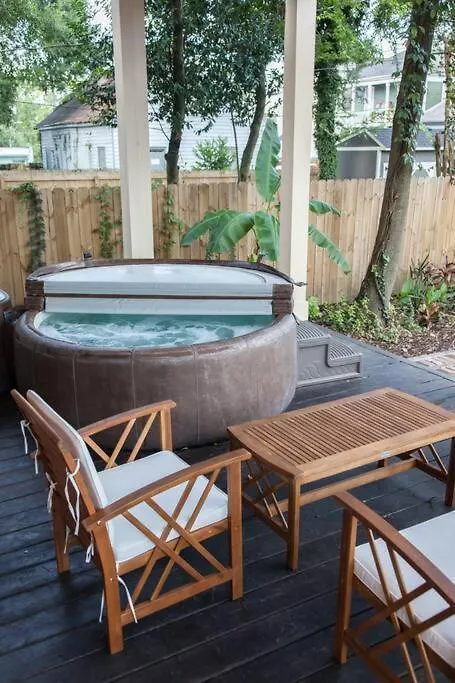 Secret Garden W/ Hot Tub: Near Forsyth Park Holiday home Savannah