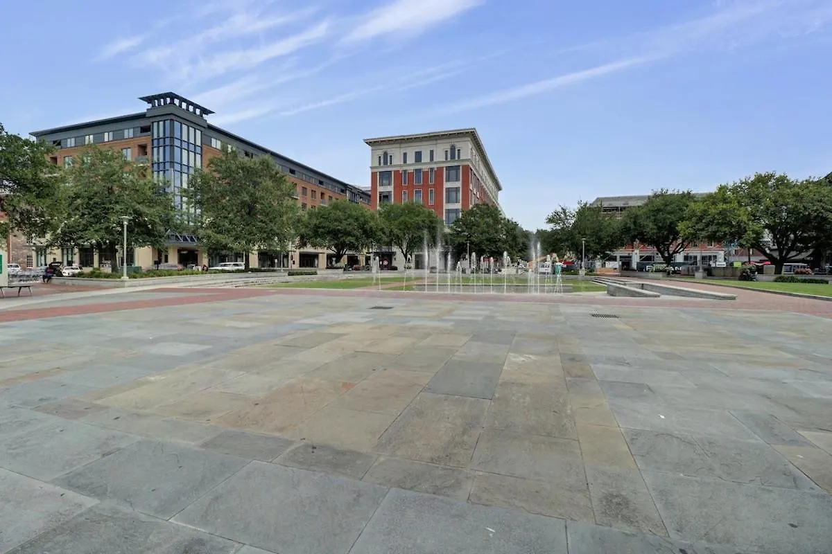 Downtown Loft- Steps Away From Plant Riverside! *