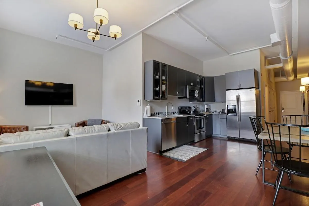 Downtown Loft- Steps Away From Plant Riverside!