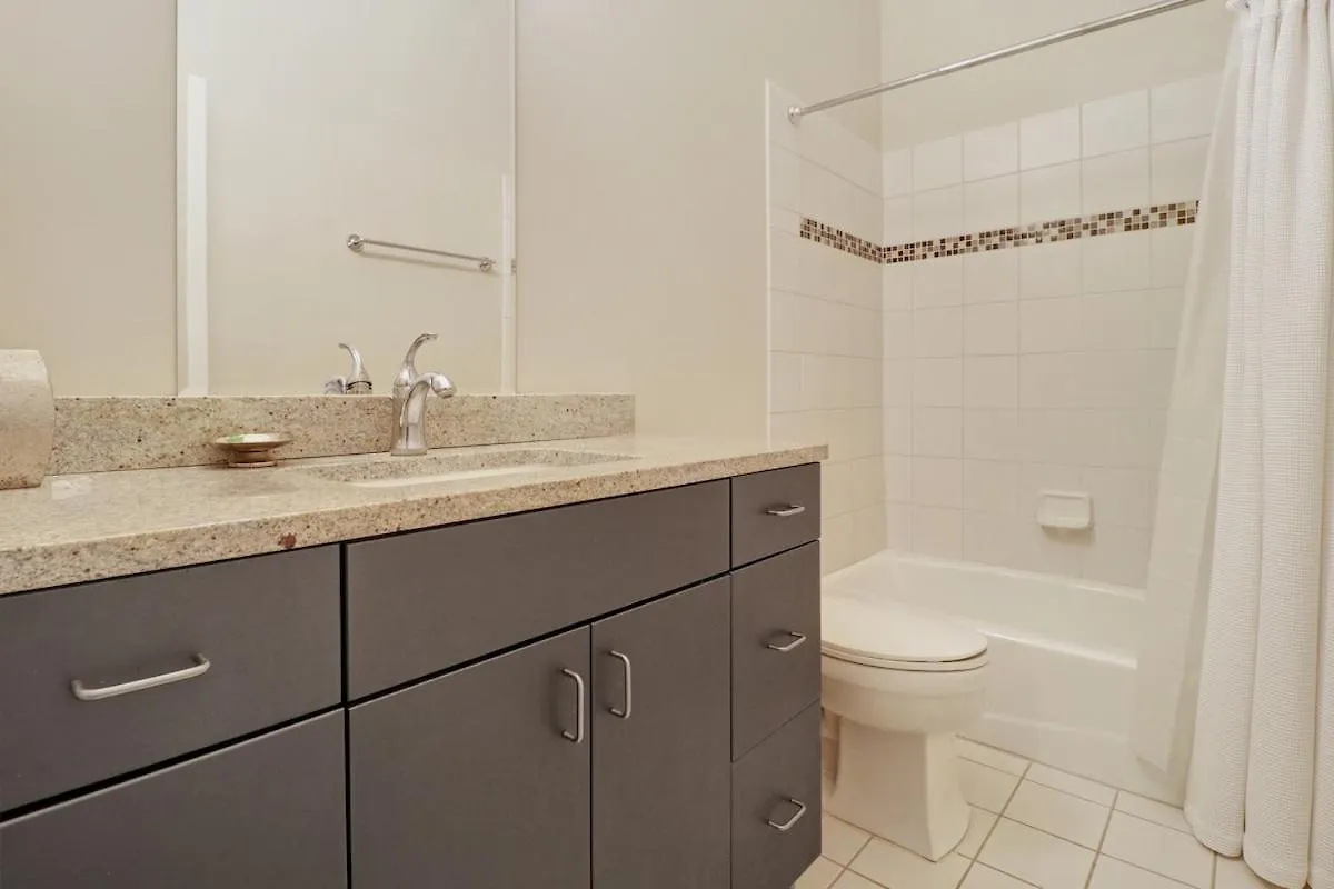 Apartment Downtown Loft- Steps Away From Plant Riverside! Savannah