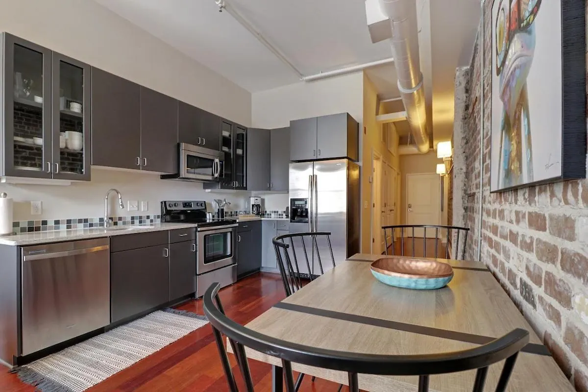 Downtown Loft- Steps Away From Plant Riverside! Apartment