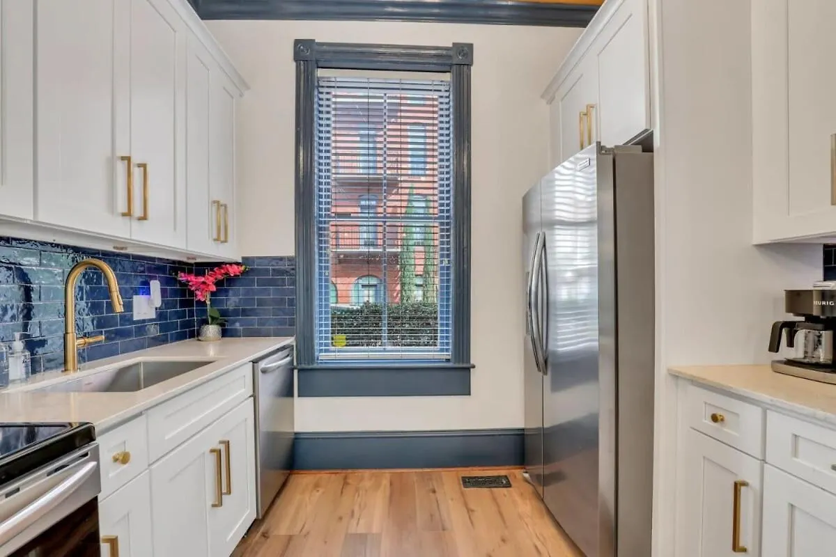 The Palm House-downtown Private Patio Luxury Holiday home *