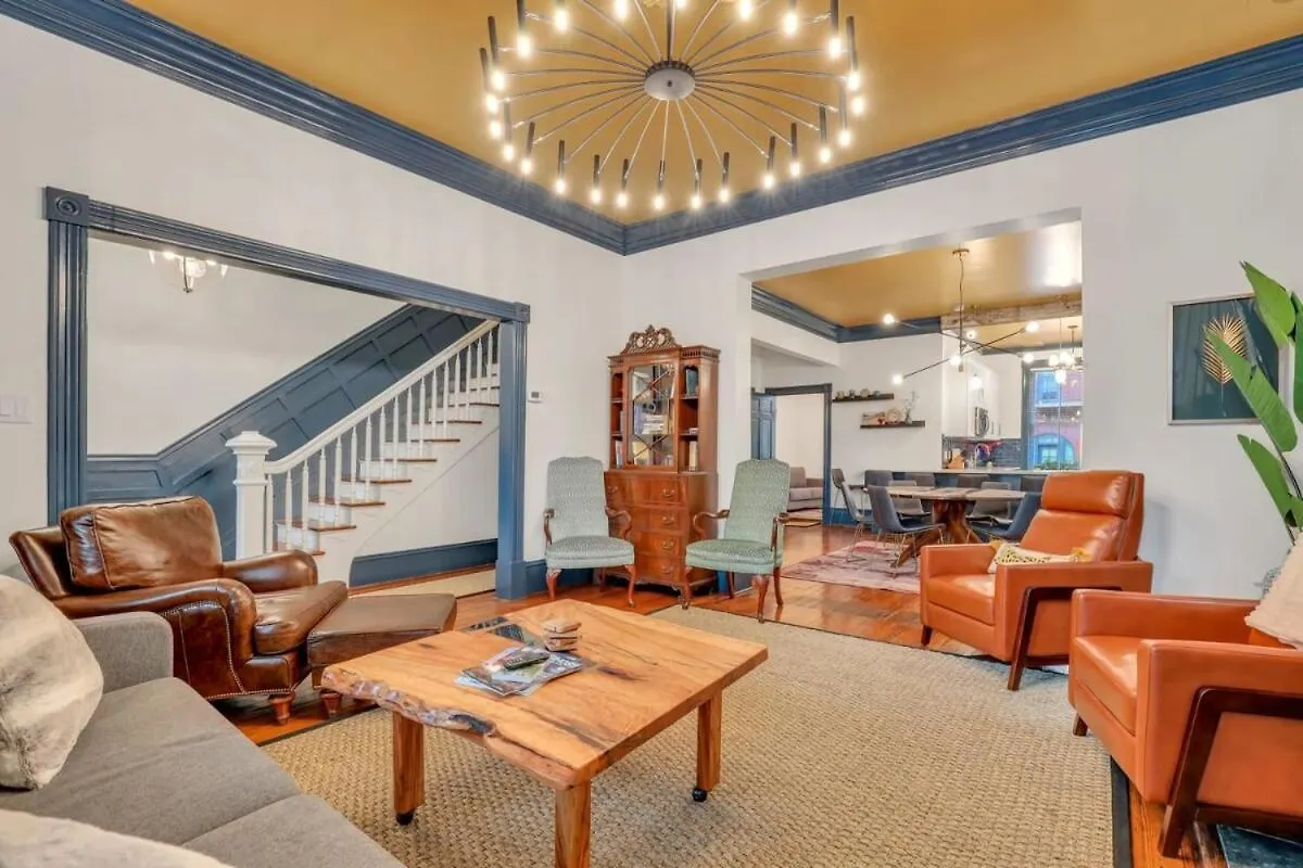 The Palm House-downtown Private Patio Luxury Holiday home *
