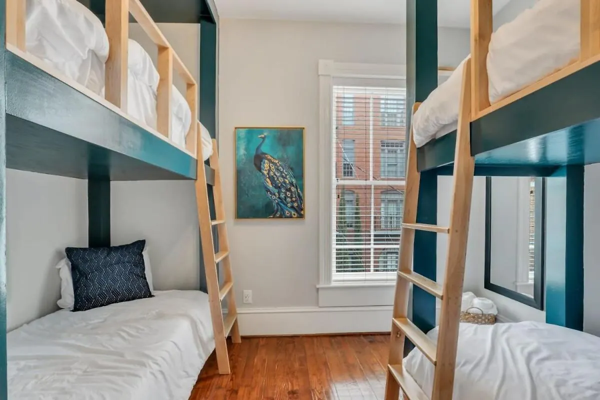 The Palm House-downtown Private Patio Luxury Holiday home *