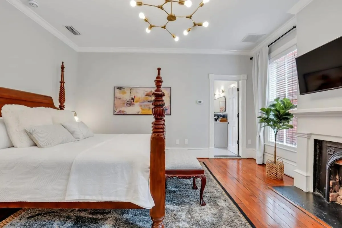 The Palm House-downtown Private Patio Luxury Holiday home *