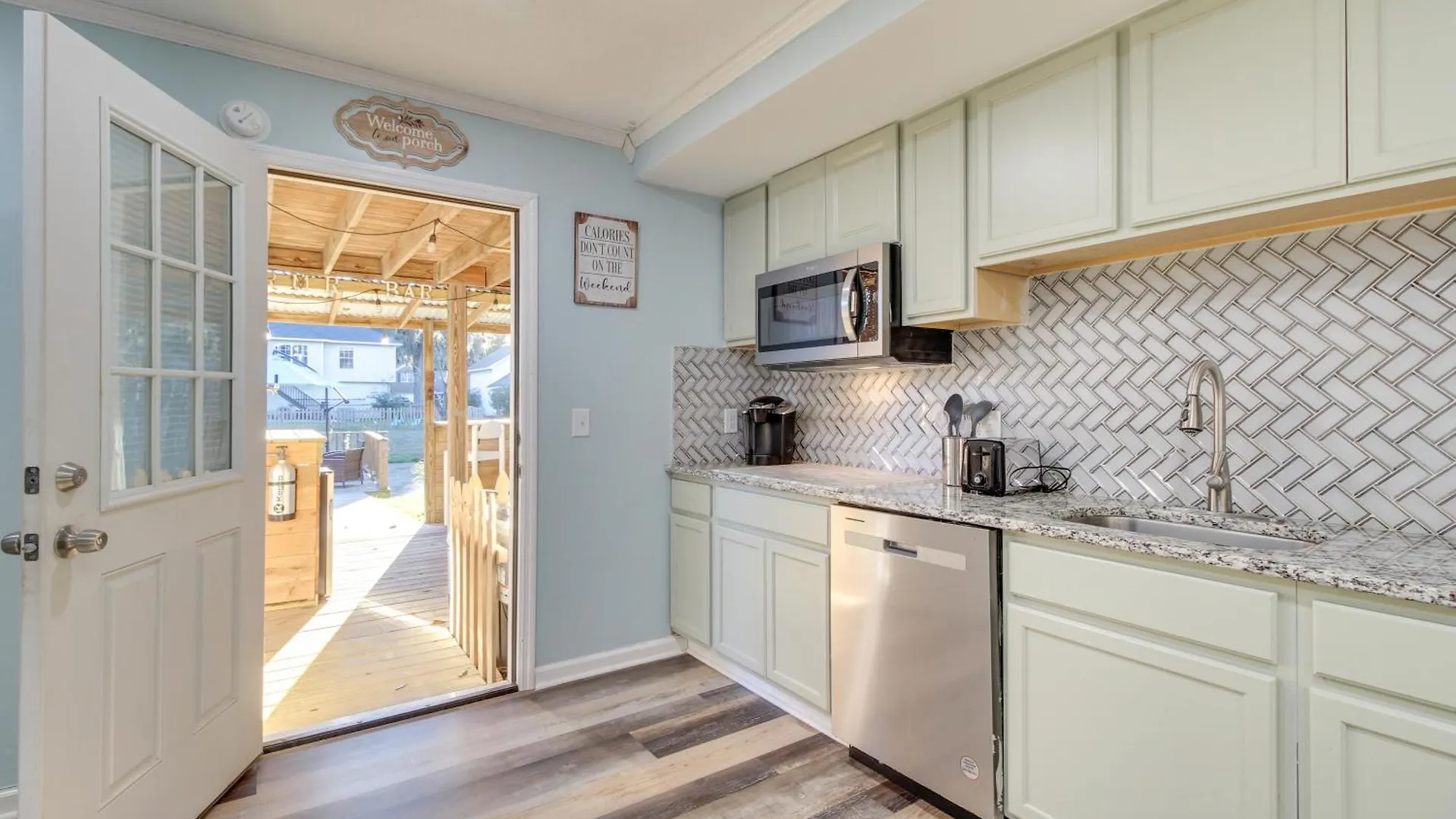 Apartment Inviting Vacation With Game Room! Savannah