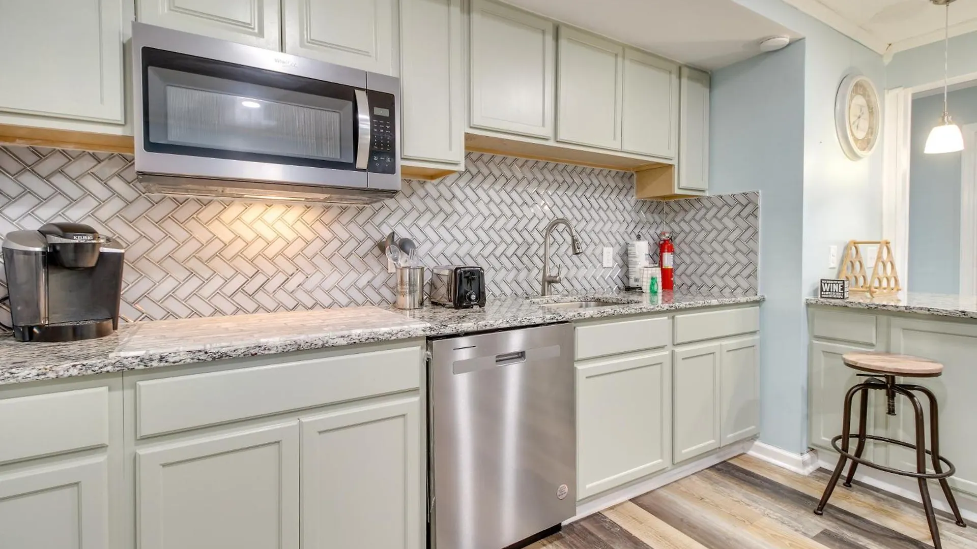 Inviting Vacation With Game Room! Apartment Savannah