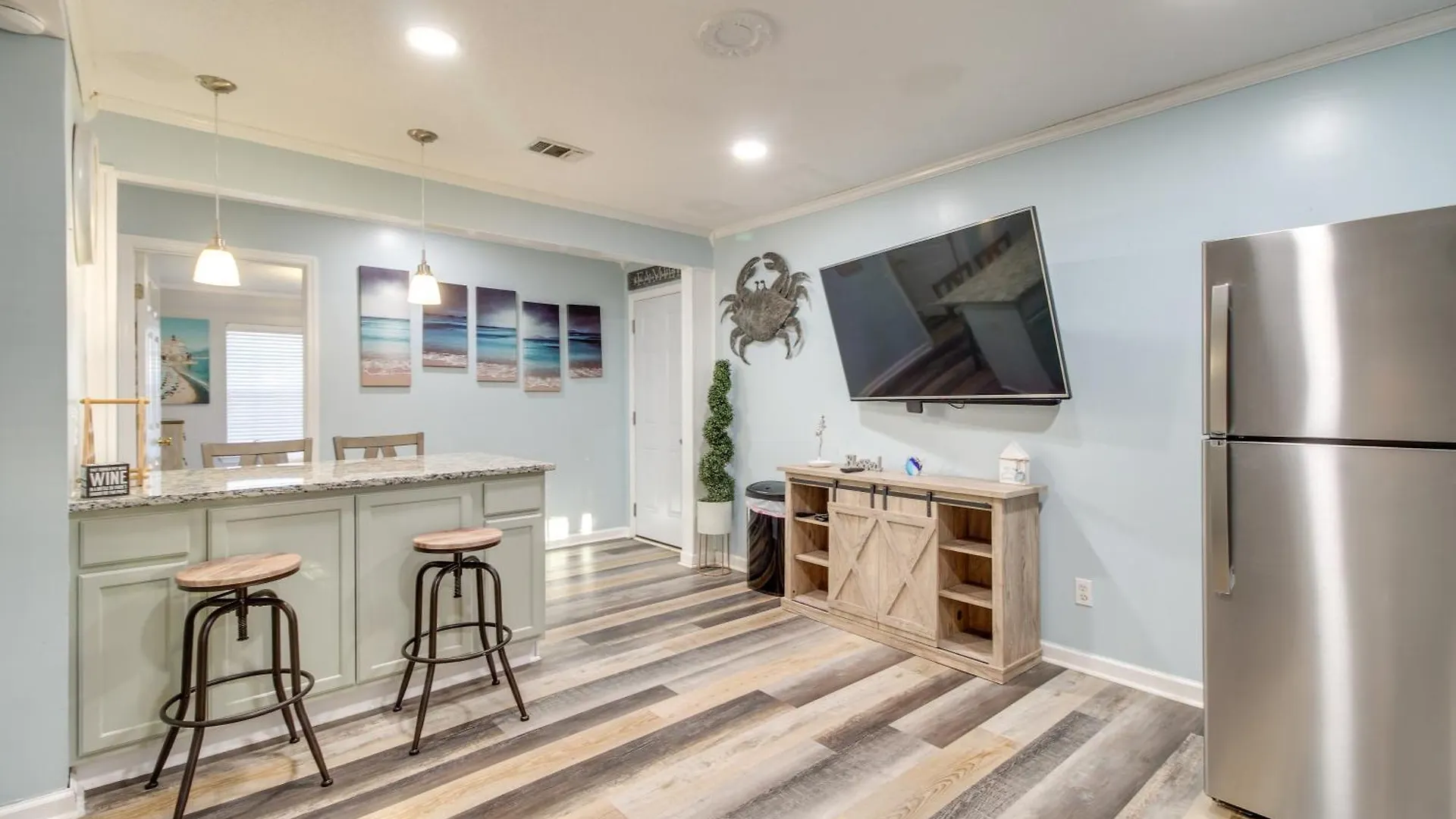 Inviting Vacation With Game Room! Apartment