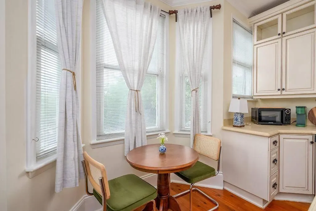Charming Historic District Parlor Level Holiday home Savannah