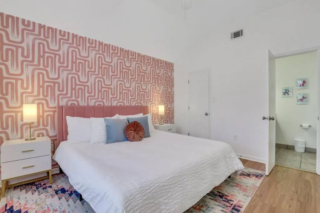 The Dream House: 3 Bed 3 Bath Apartment Savannah