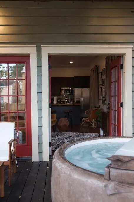 Secret Garden W/ Hot Tub: Near Forsyth Park Savannah