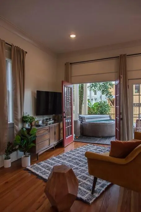 Holiday home Secret Garden W/ Hot Tub: Near Forsyth Park *