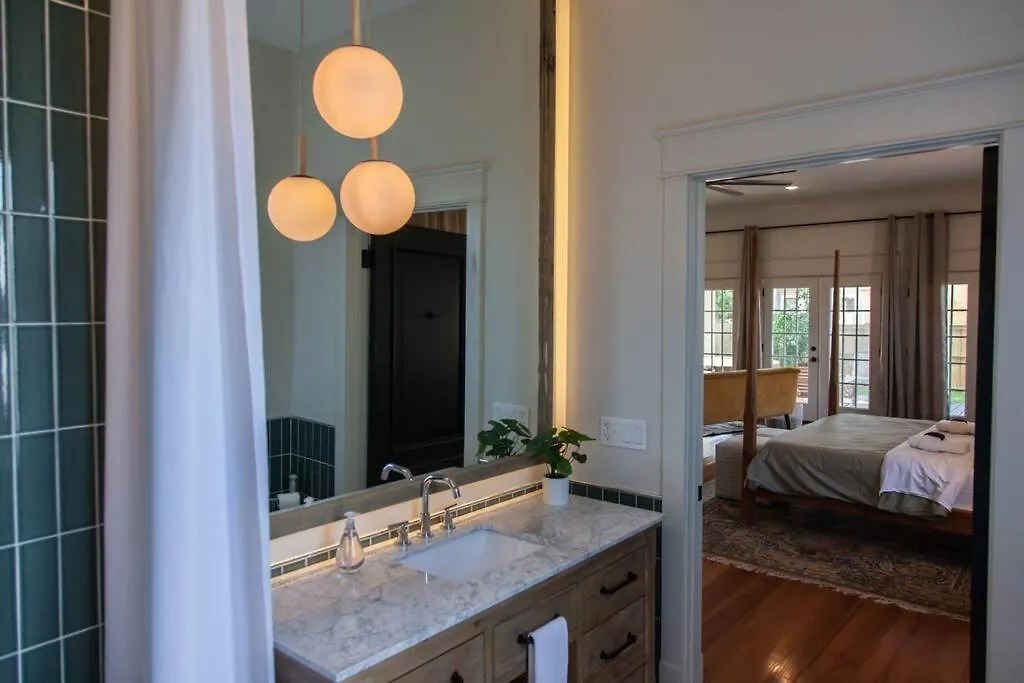 Secret Garden W/ Hot Tub: Near Forsyth Park Holiday home *