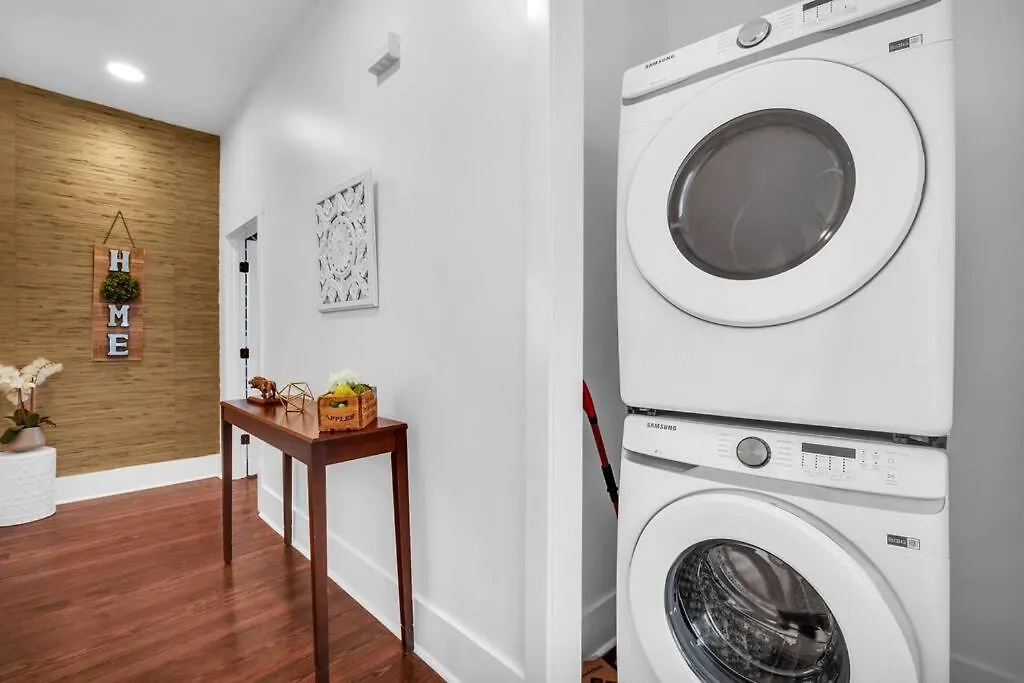 Modern Living In Thomas Square! Apartment *
