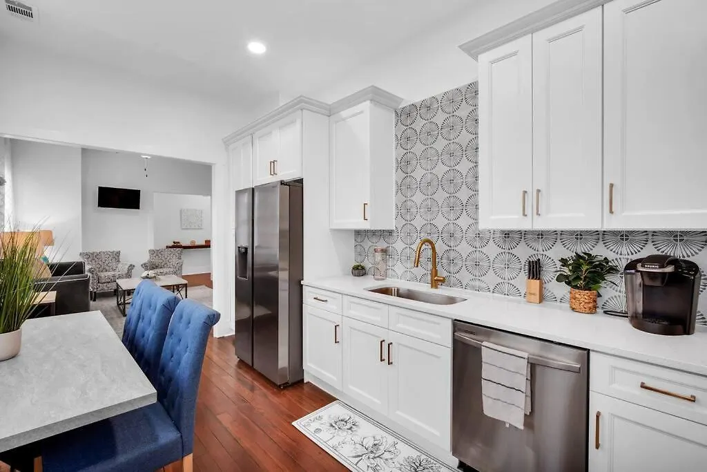 Modern Living In Thomas Square!