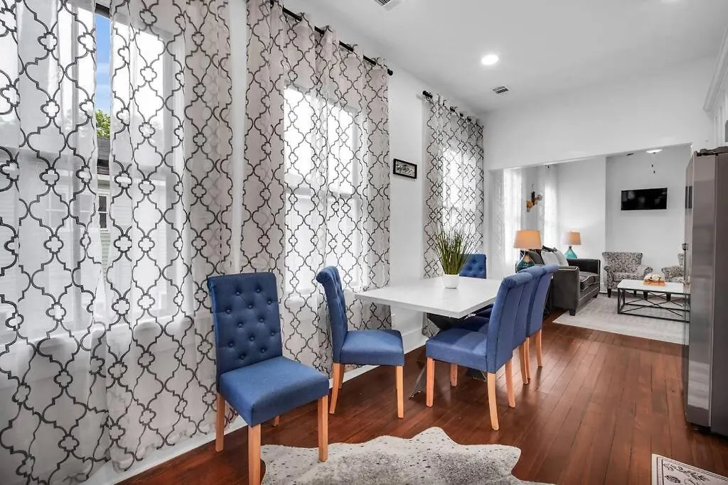 Apartment Modern Living In Thomas Square!