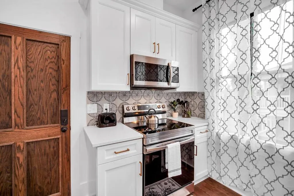 Modern Living In Thomas Square! *