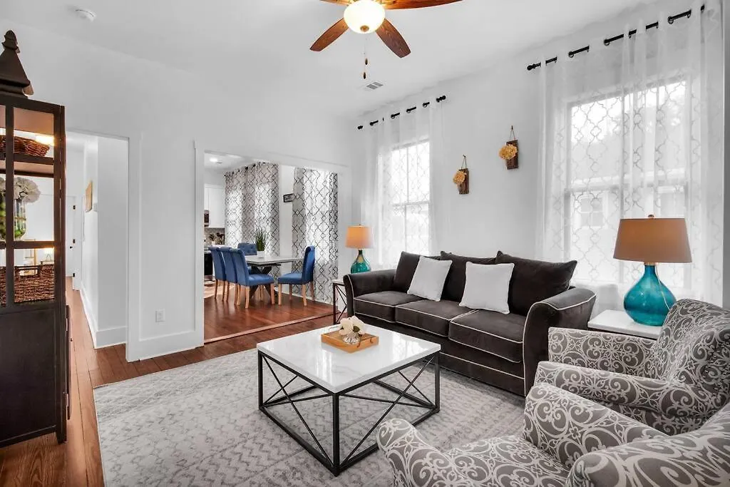 Modern Living In Thomas Square! Apartment *