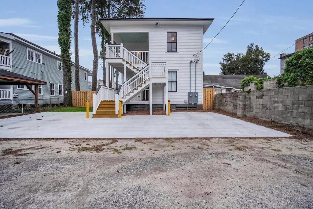 Modern Living In Thomas Square!