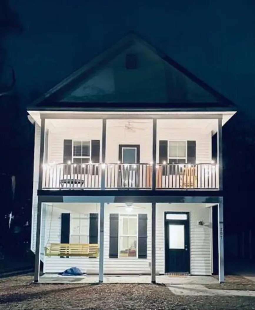 Honey, I'm Near - Seen On Hgtv Holiday home