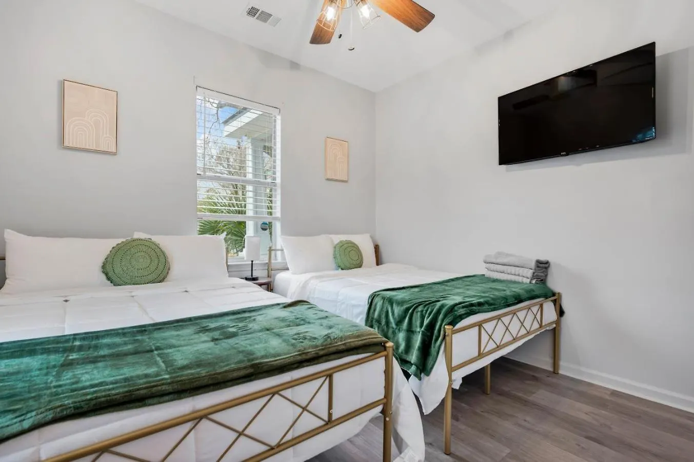 Holiday home Private Patio - 5 Mins To Forsyth & Dt - Sleeps 10