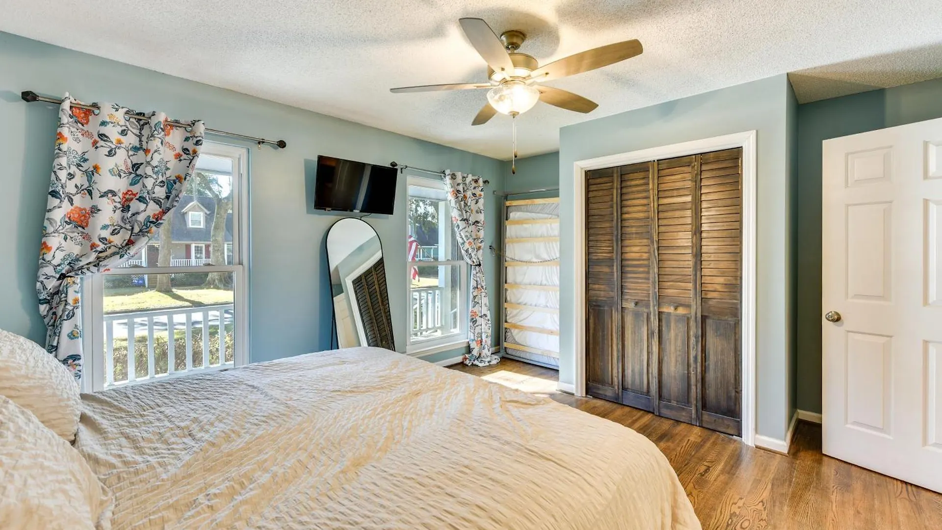 Holiday home Close To Bike Trails And Beaches!