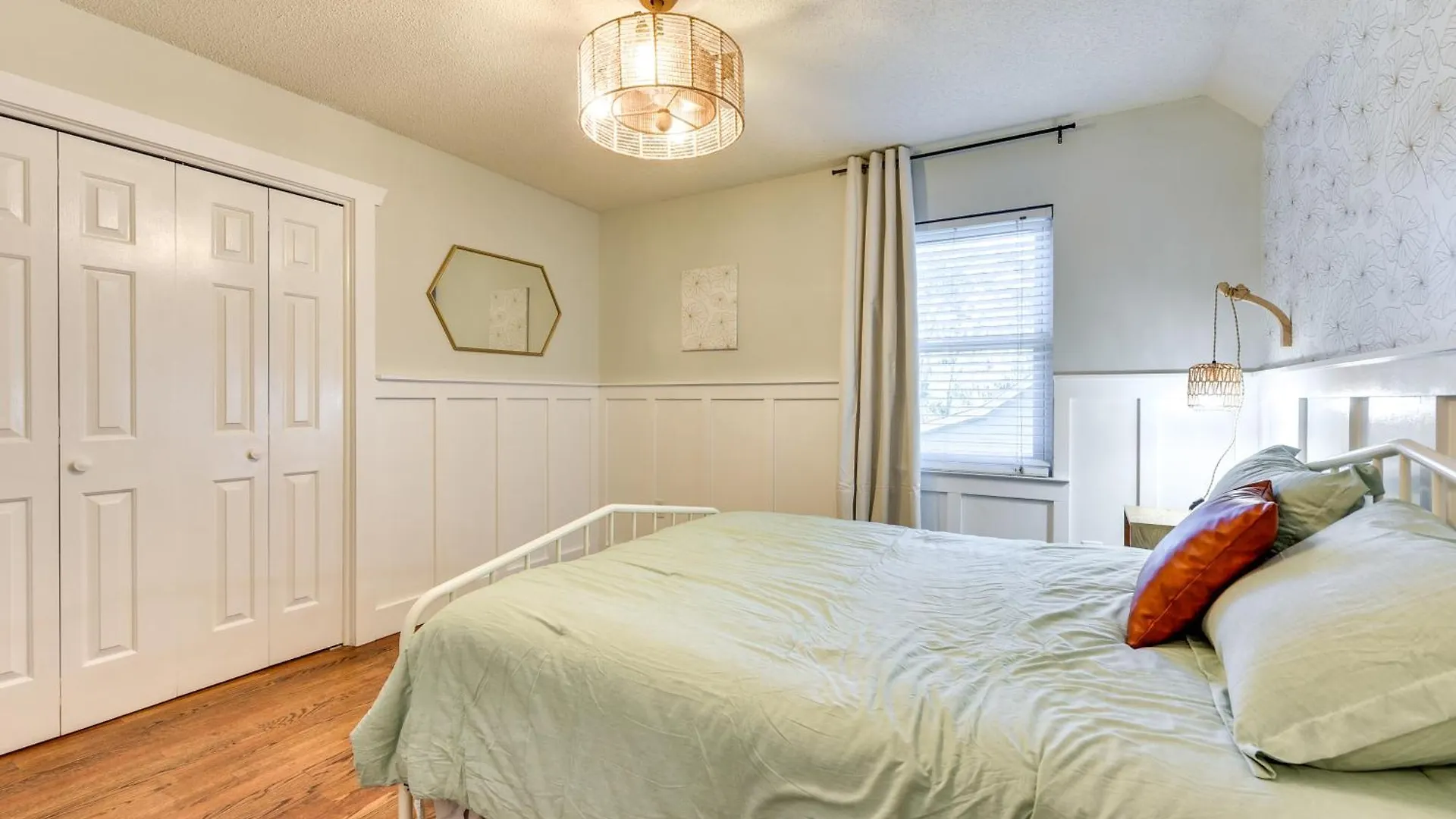 Close To Bike Trails And Beaches! Holiday home