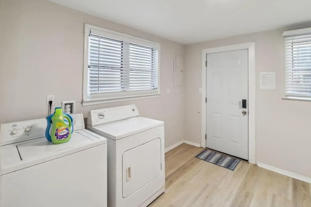 Apartment 5 Min Drive To Downtown! Modern 3br In Savannah!