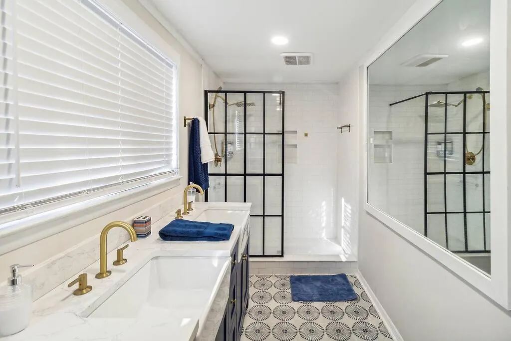 Apartment 5 Min Drive To Downtown! Modern 3br In Savannah! *