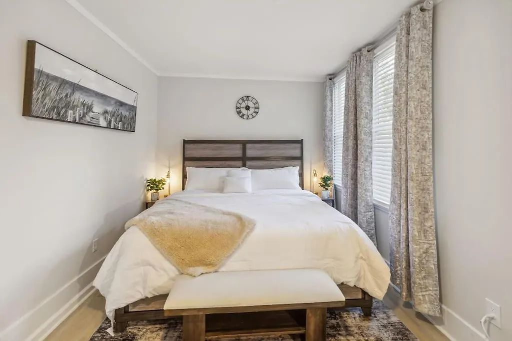 5 Min Drive To Downtown! Modern 3br In Savannah! *