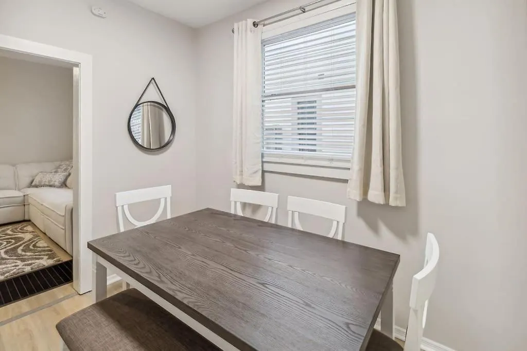 5 Min Drive To Downtown! Modern 3br In Savannah! Apartment *