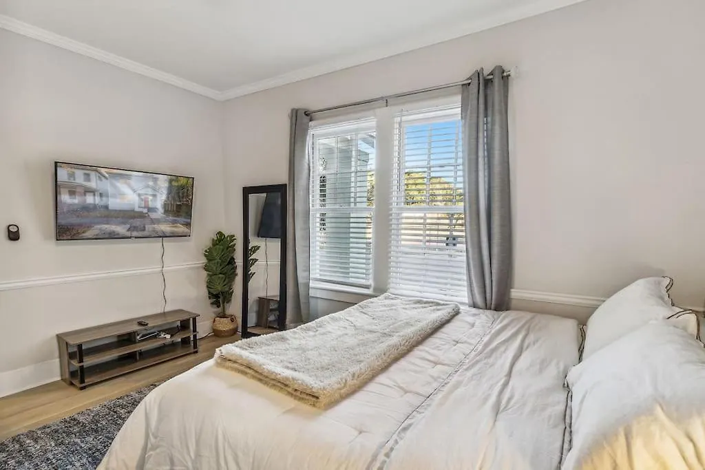 Apartment 5 Min Drive To Downtown! Modern 3br In Savannah!