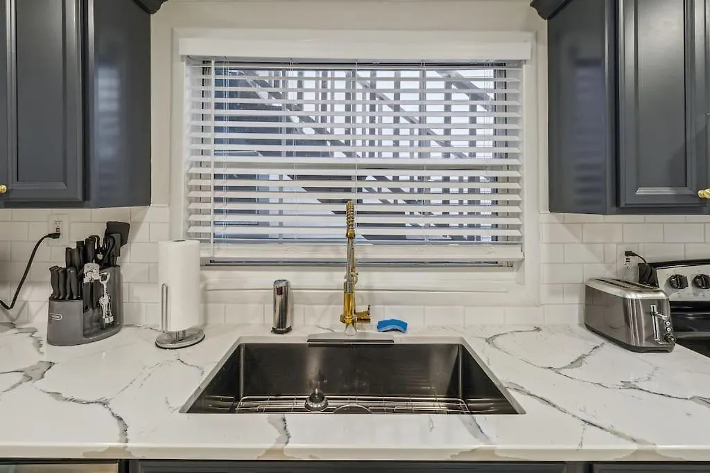 5 Min Drive To Downtown! Modern 3br In Savannah! Apartment *
