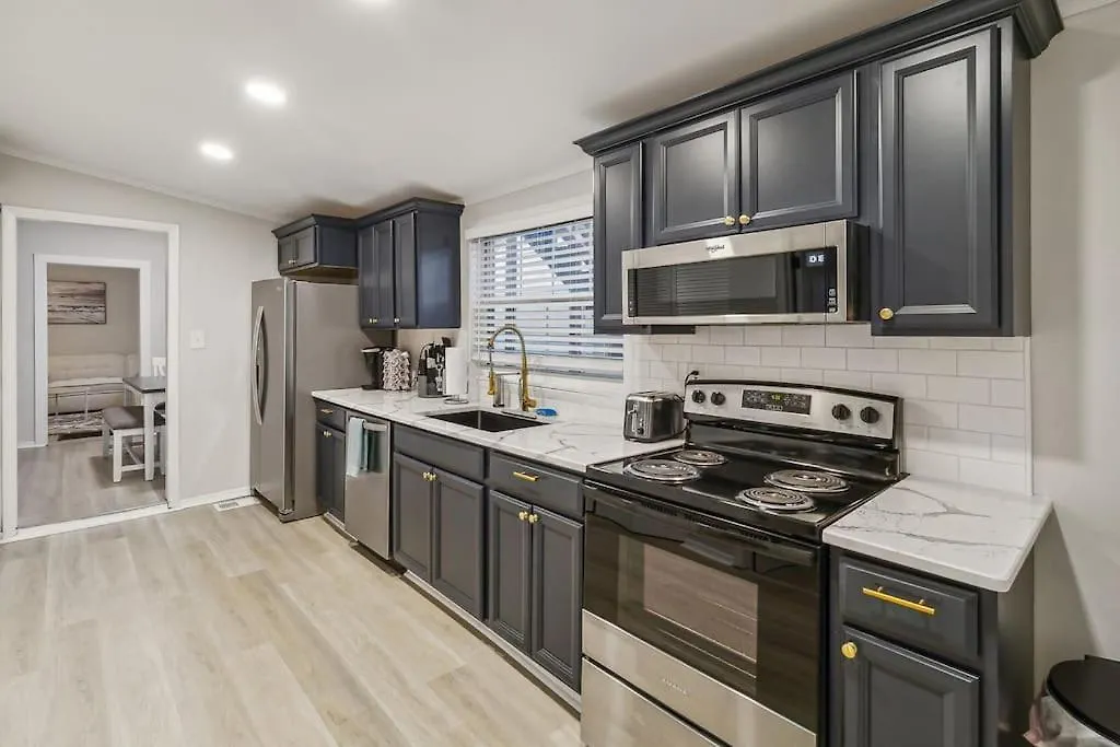 5 Min Drive To Downtown! Modern 3br In Savannah! *