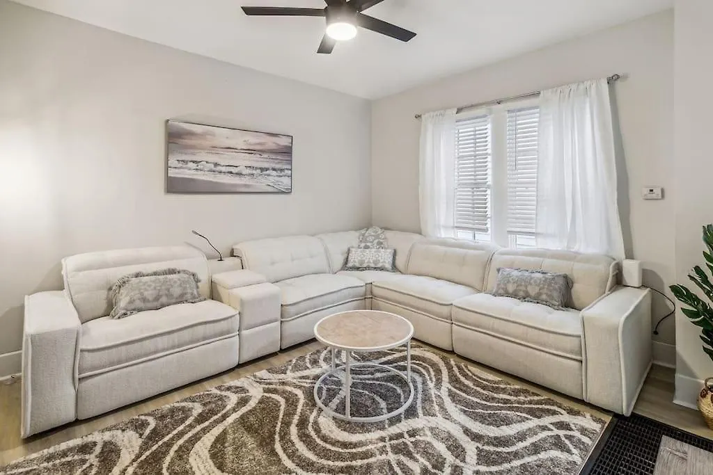 5 Min Drive To Downtown! Modern 3br In Savannah!
