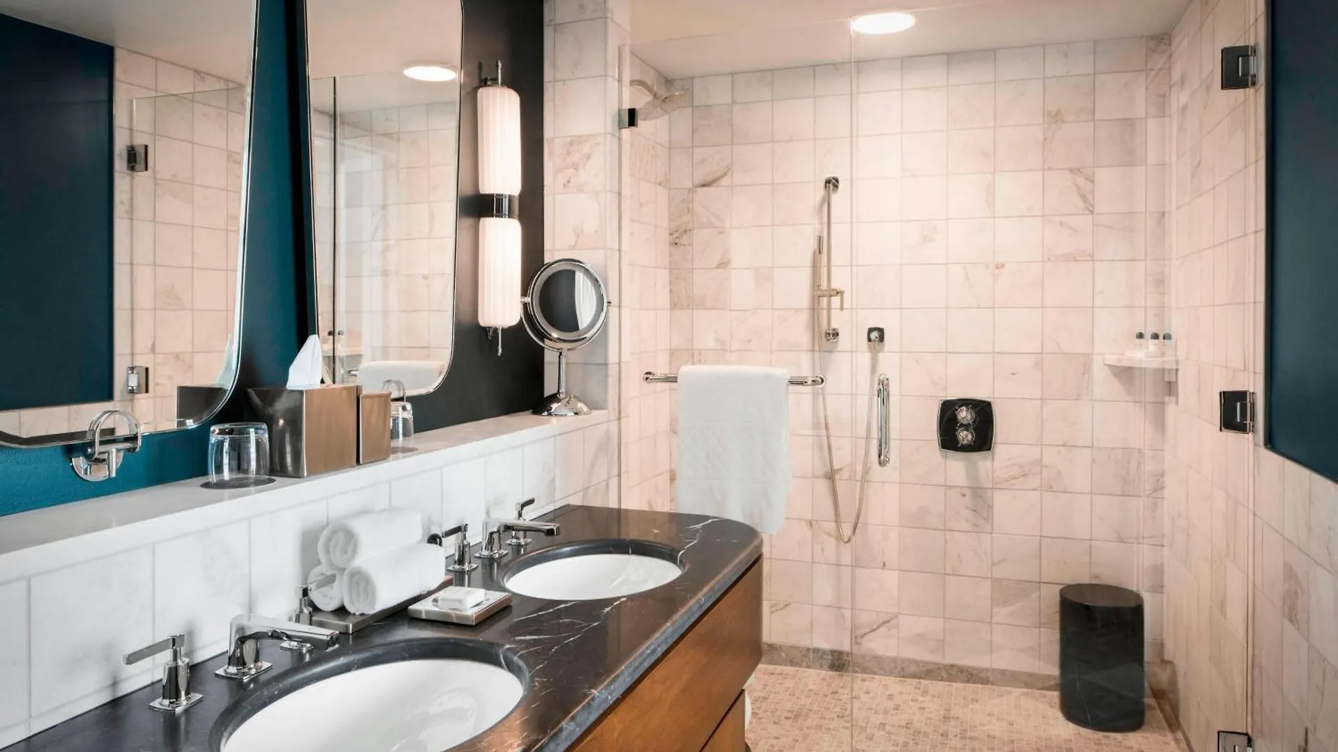 Perry Lane Hotel, A Luxury Collection Hotel, Hotel 5*
