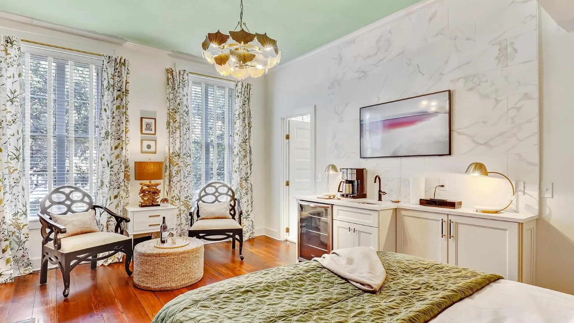 Gordon Holly Apartment