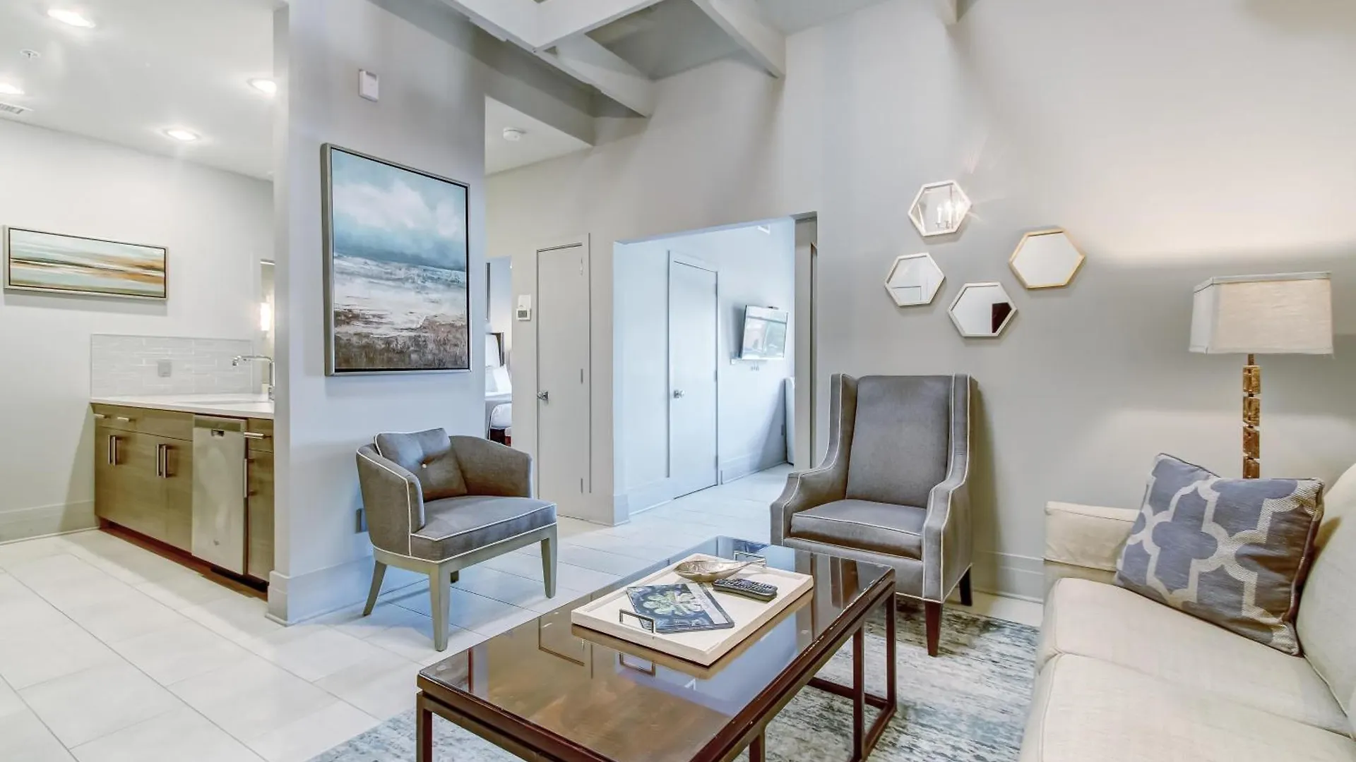 Parker's Collection - 4 Bedroom Apartment Savannah