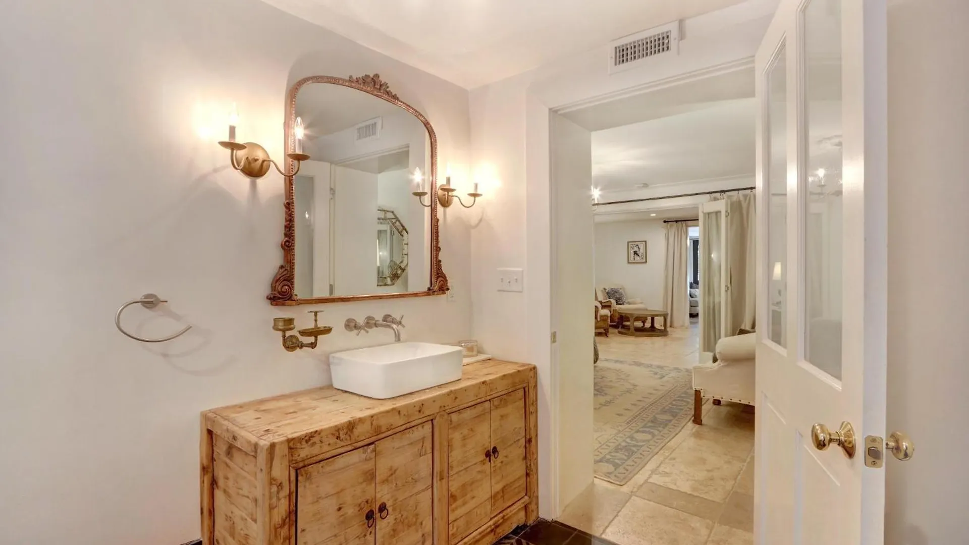 Elsewhere On Madison Square Garden Apartment Savannah