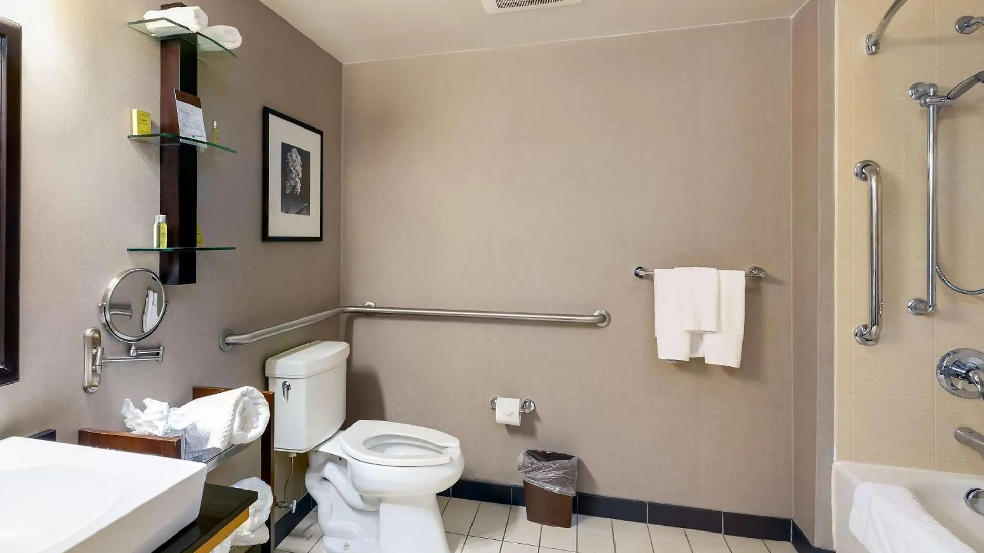 Doubletree By Hilton Airport Hotel
