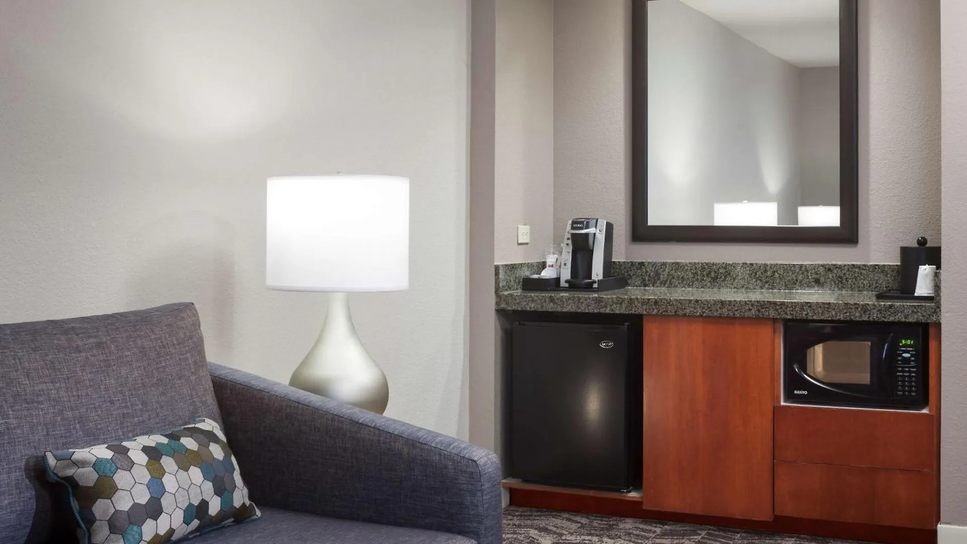 Hilton Garden Airport 3*